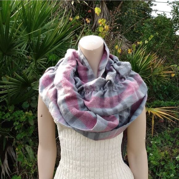NWOT Gorgeous Bunched Gray & Pink Plaid Scarf Wrap with Fringe - Picture 2 of 7